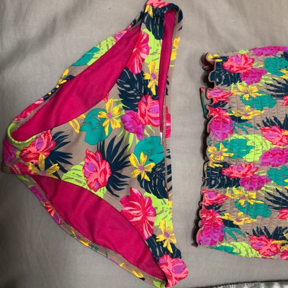 Swimsuit - Picture 3 of 4